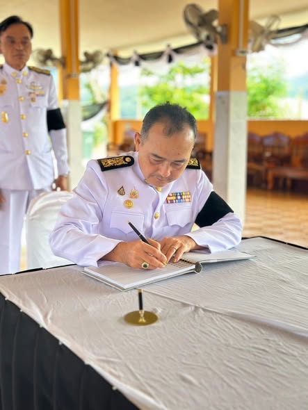 เข้าถวายน้ำสรงพระบรมศพ เบื้องหน้าพระฉายาลักษณ์สมเด็จพระนางเจ้าสิริกิติ์ พระบรมราชินีนาถ พระบรมราชชนนีพันปีหลวง เวลา ๑๔.๐๐ น
