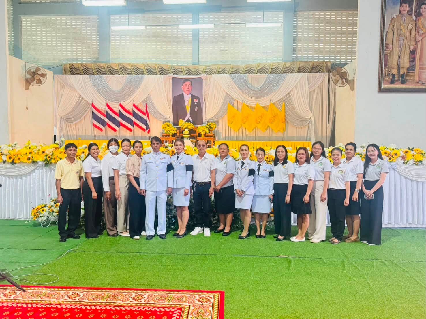 วันที่ 28 กรกฎาคม 2569 เวลา 18.00 น. เทศบาลตำบลพะโต๊ะ นำโดยนายเฉลิมพล ทองคง นายกเทศมนตรี คณะผู้บริหาร ปลัดเทศบาล ข้าราชการ พนักงานจ้าง ร่วมพิธีถวายเครื่องราชสักการะและวางพานพุ่ม และพิธีจุดเทียนถวายพระพรชัยมงคล เพื่อเฉลิมพระเกียรติ พระบาทสมเด็จพระเจ้าอยู่หัว เนื่องในโอกาสวันเฉลิมพระชนมพรรษา 28 กรกฎาคม 2569 โดยมีนายสมเจตร์  เจริญทรง นายอำเภอพะโต๊ะ เป็นประธานในพิธีฯ ณ หอประชุมที่ว่าการอำเภอพะโต๊ะ